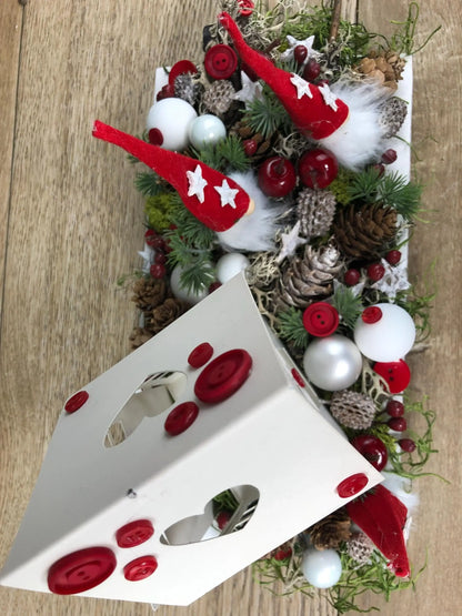 Adventsgesteck Wichtel Stern mit Haus auf Tablett Adventskranz Adventskalender künstlich haltbar – handgemacht aus Seiden- und Kunstblumen, langlebig & pflegeleicht von SarahsFlowerStudio