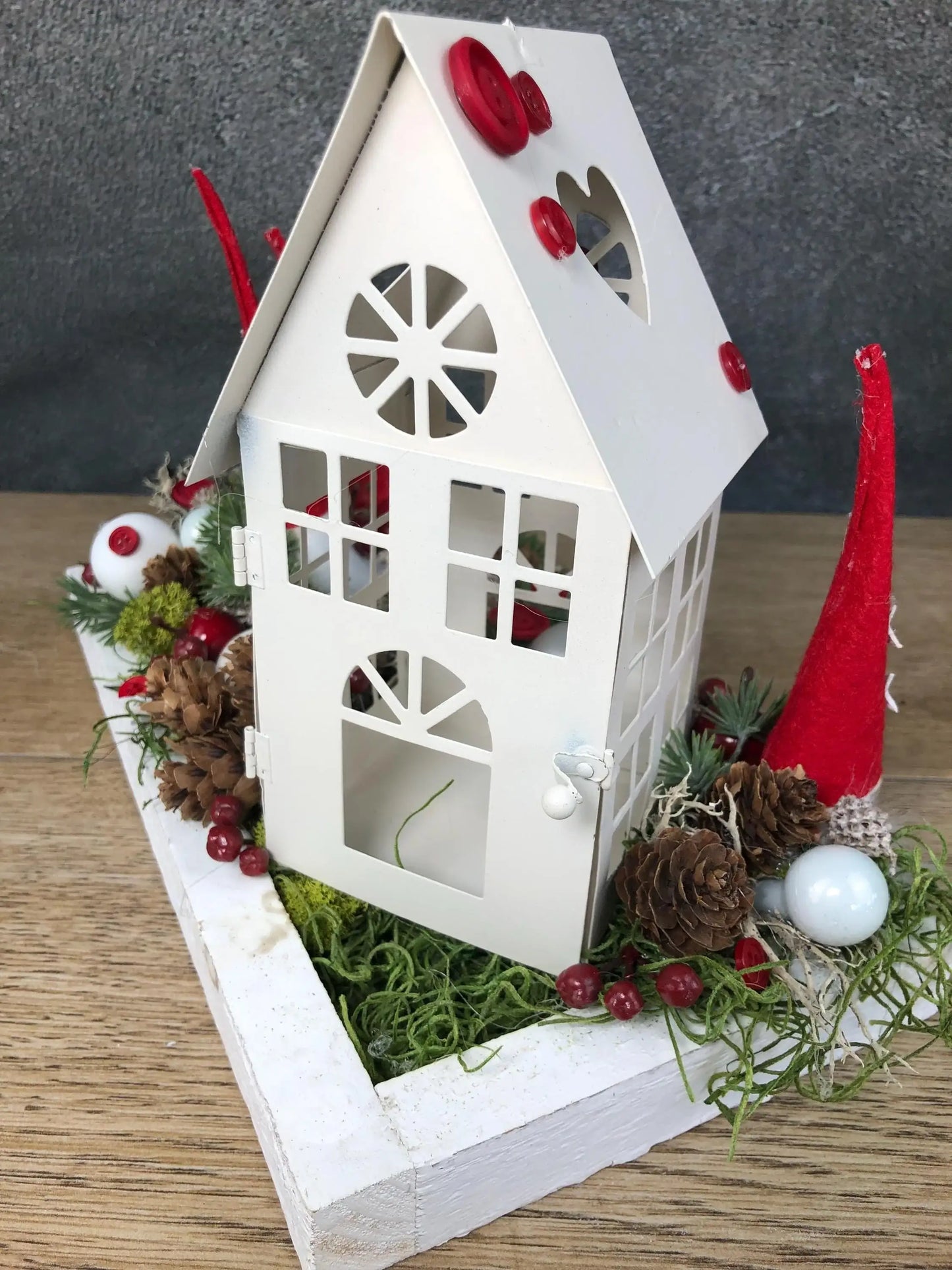 Adventsgesteck Wichtel Stern mit Haus auf Tablett Adventskranz Adventskalender künstlich haltbar – handgemacht aus Seiden- und Kunstblumen, langlebig & pflegeleicht von SarahsFlowerStudio