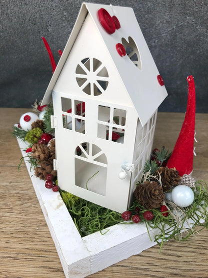 Adventsgesteck Wichtel Stern mit Haus auf Tablett Adventskranz Adventskalender künstlich haltbar – handgemacht aus Seiden- und Kunstblumen, langlebig & pflegeleicht von SarahsFlowerStudio