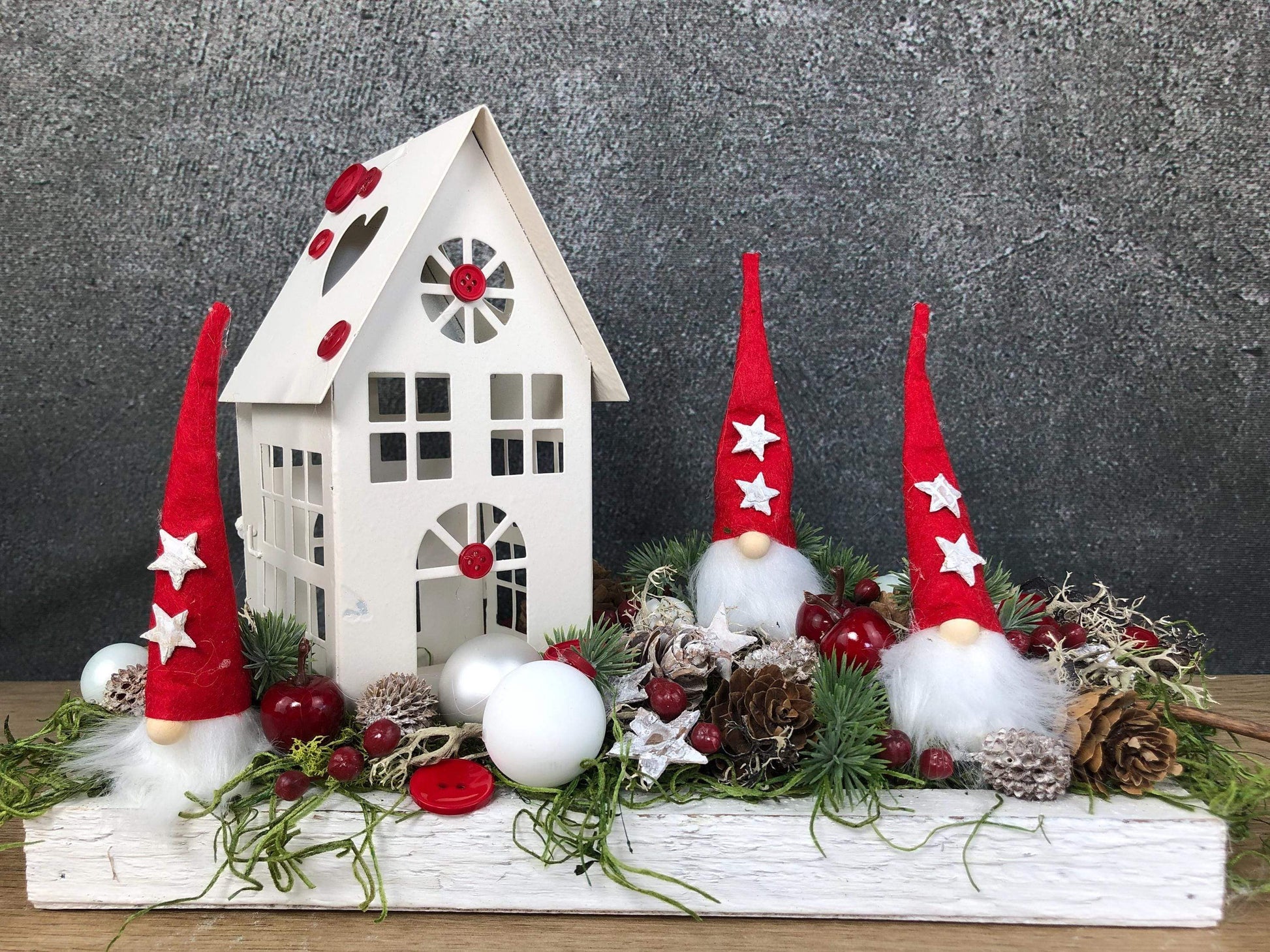 Adventsgesteck Wichtel Stern mit Haus auf Tablett Adventskranz Adventskalender künstlich haltbar – handgemacht aus Seiden- und Kunstblumen, langlebig & pflegeleicht von SarahsFlowerStudio