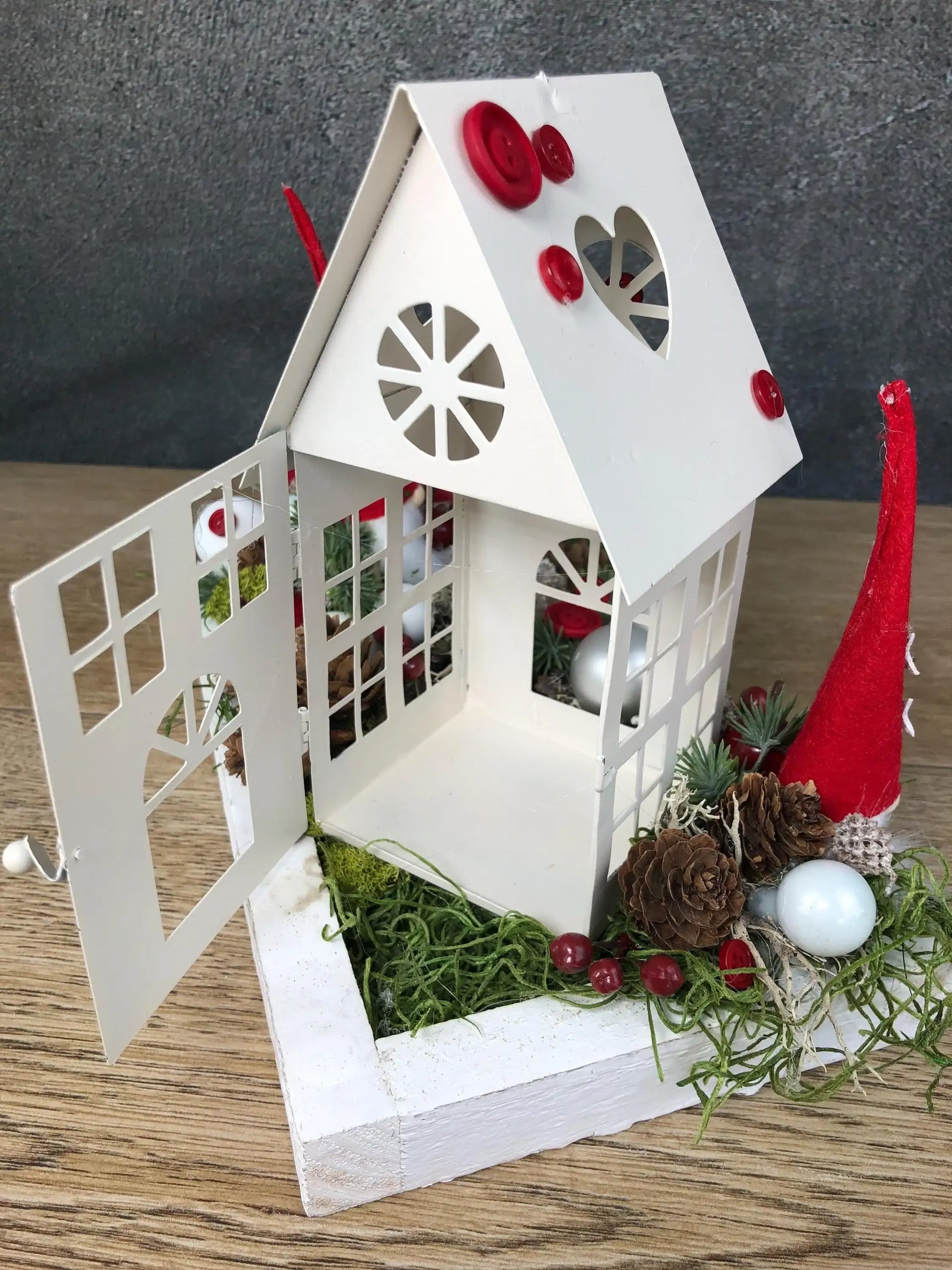 Adventsgesteck Wichtel Stern mit Haus auf Tablett Adventskranz Adventskalender künstlich haltbar – handgemacht aus Seiden- und Kunstblumen, langlebig & pflegeleicht von SarahsFlowerStudio