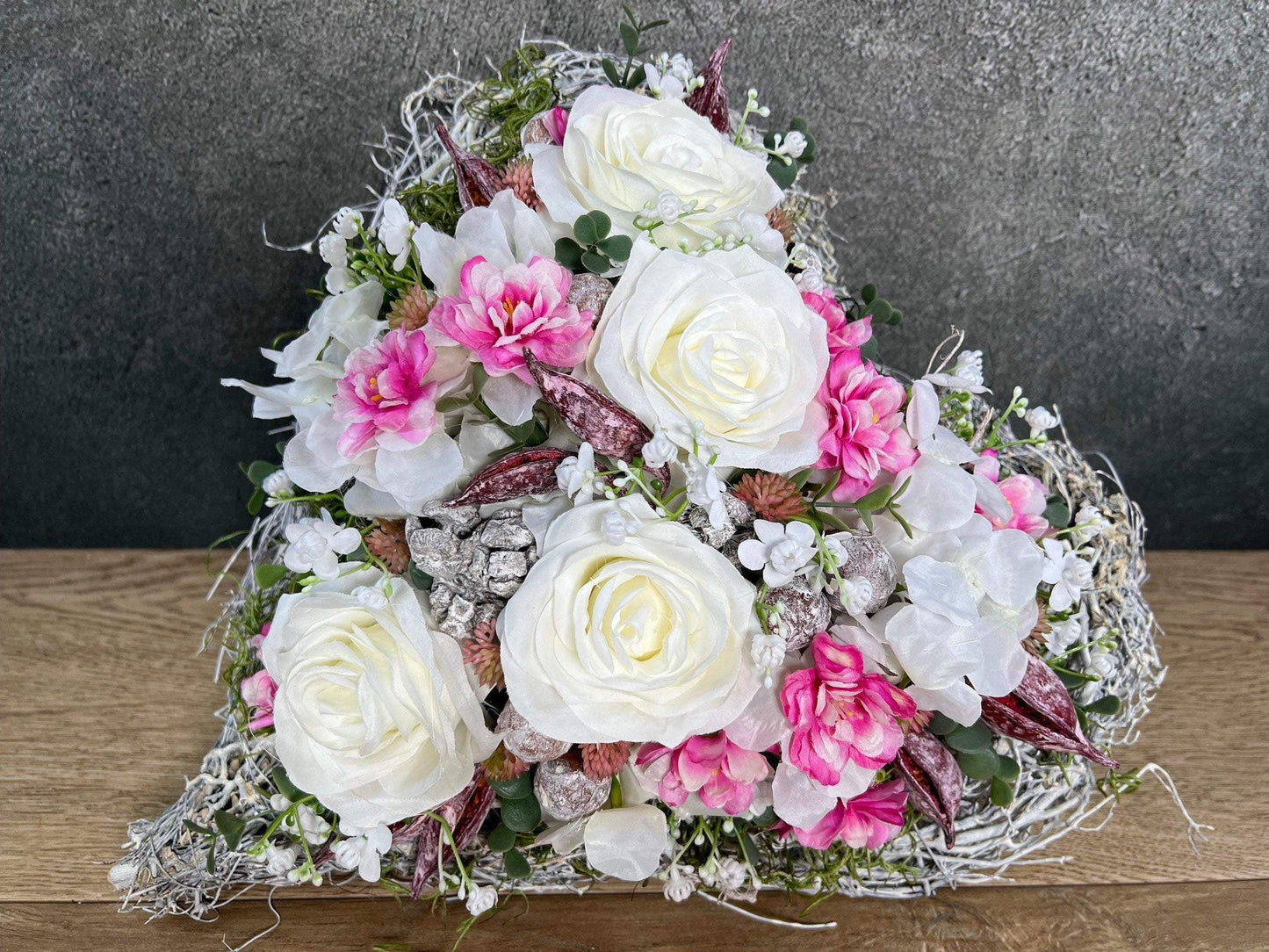 Grabgesteck Rosen Kirschblüten Wiesenblumen Grabschmuck Herz Grabdeko Grabdekoration – handgemacht aus Seiden- und Kunstblumen, langlebig & pflegeleicht von SarahsFlowerStudio