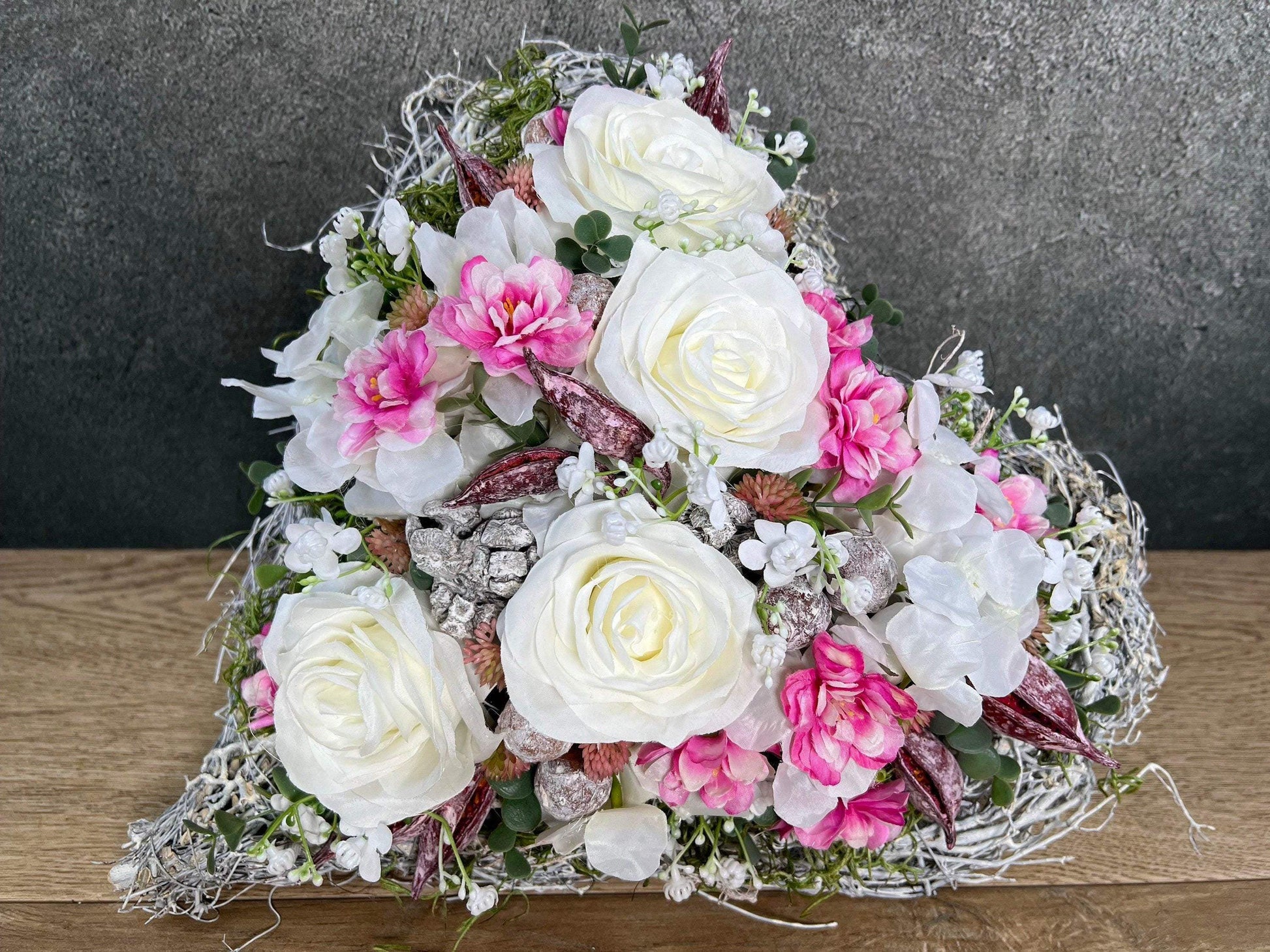 Grabgesteck Rosen Kirschblüten Wiesenblumen Grabschmuck Herz Grabdeko Grabdekoration – handgemacht aus Seiden- und Kunstblumen, langlebig & pflegeleicht von SarahsFlowerStudio