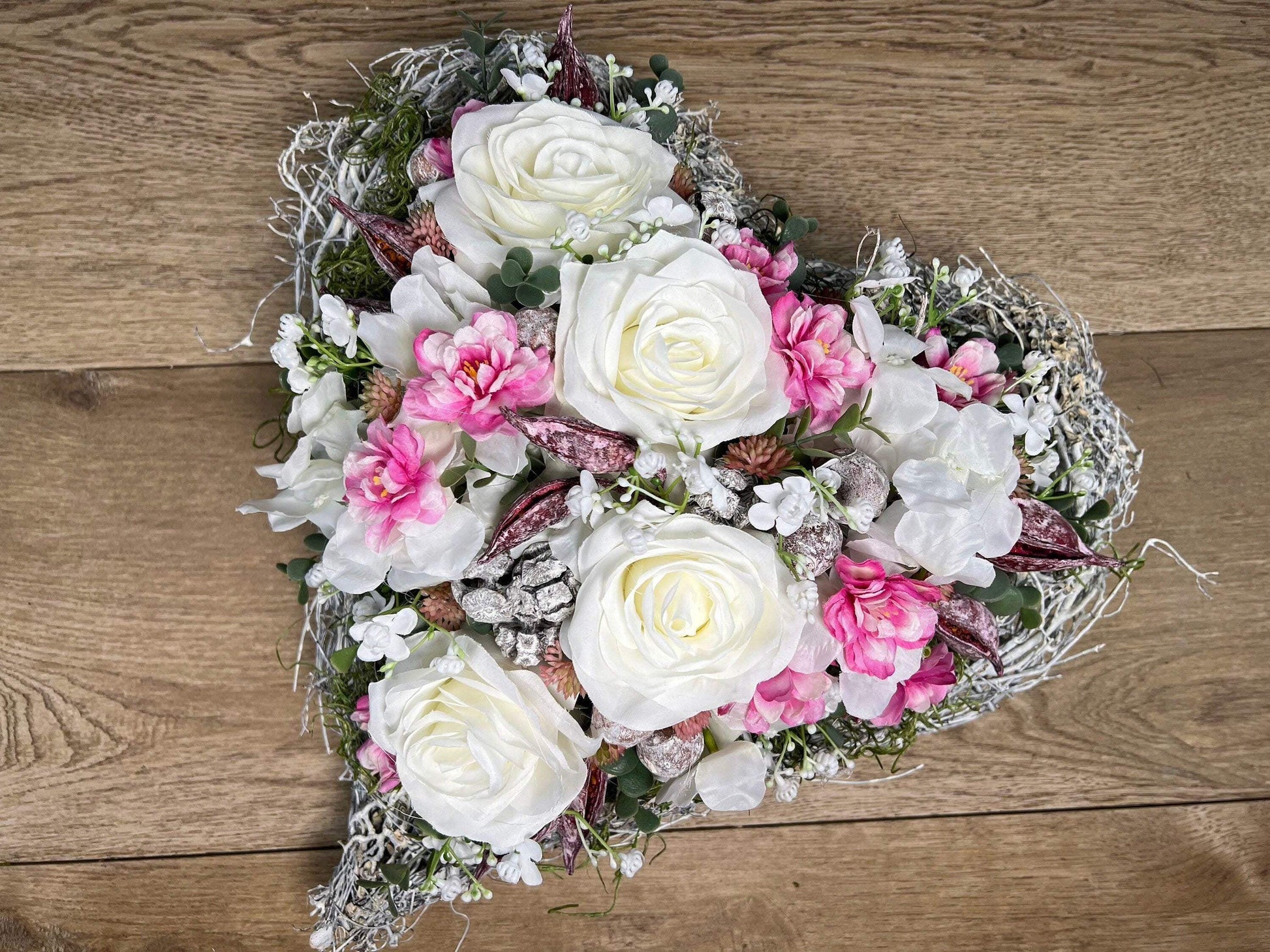 Grabgesteck Rosen Kirschblüten Wiesenblumen Grabschmuck Herz Grabdeko Grabdekoration – handgemacht aus Seiden- und Kunstblumen, langlebig & pflegeleicht von SarahsFlowerStudio