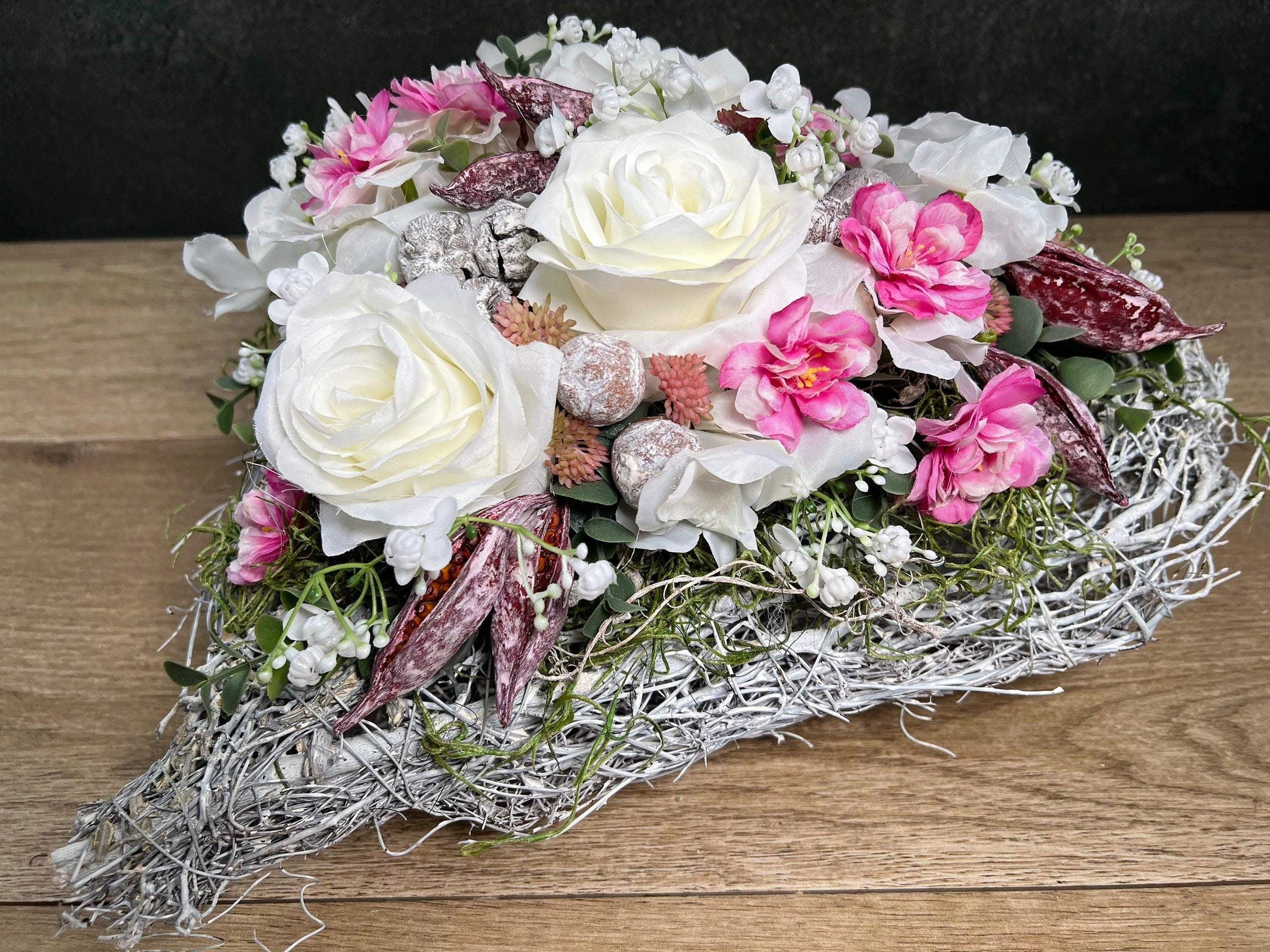 Grabgesteck Rosen Kirschblüten Wiesenblumen Grabschmuck Herz Grabdeko Grabdekoration – handgemacht aus Seiden- und Kunstblumen, langlebig & pflegeleicht von SarahsFlowerStudio