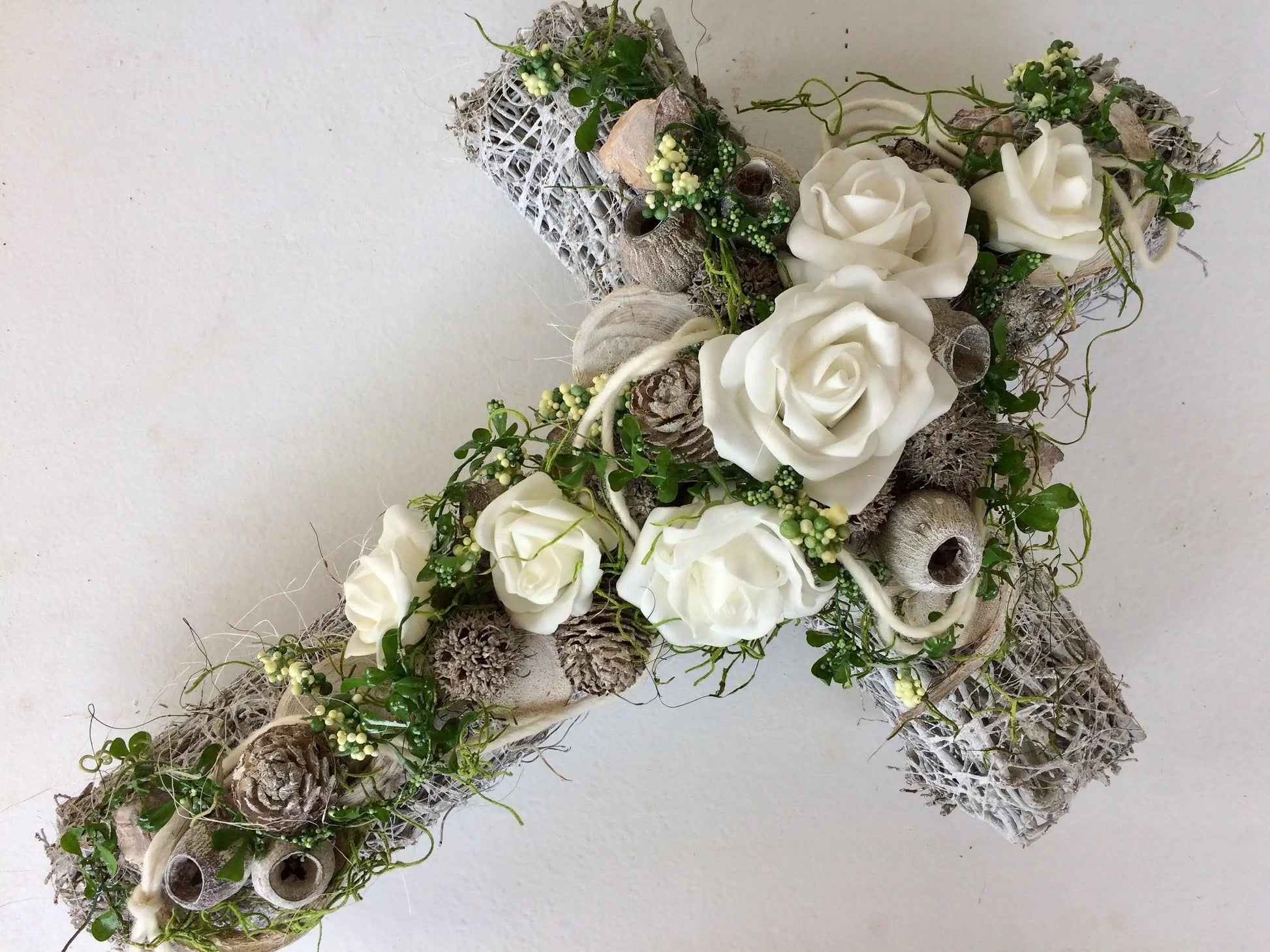 Grabschmuck Grabgesteck Gesteck Grab Allerheiligen Reebkreuz Kreuz Rose Grave Arrangument grave flowers longlasting Grabdeko Grabdekoration – handgemacht aus Seiden- und Kunstblumen, langlebig & pflegeleicht von SarahsFlowerStudio