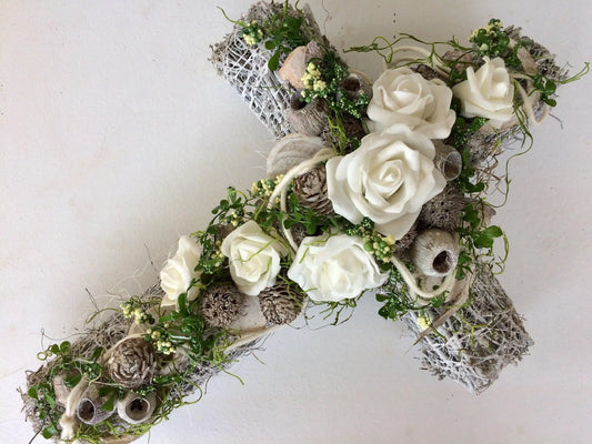 Grabschmuck Grabgesteck Gesteck Grab Allerheiligen Reebkreuz Kreuz Rose Grave Arrangument grave flowers longlasting Grabdeko Grabdekoration – handgemacht aus Seiden- und Kunstblumen, langlebig & pflegeleicht von SarahsFlowerStudio