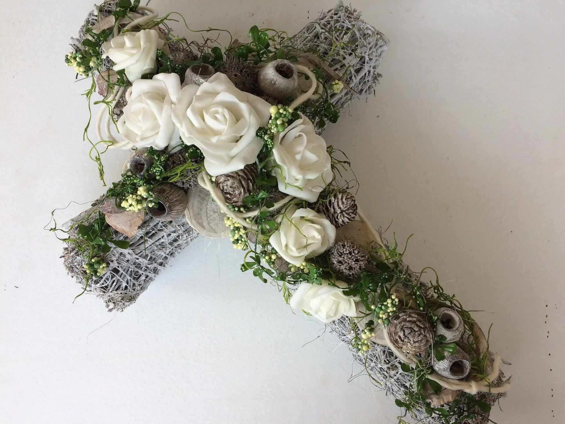 Grabschmuck Grabgesteck Gesteck Grab Allerheiligen Reebkreuz Kreuz Rose Grave Arrangument grave flowers longlasting Grabdeko Grabdekoration – handgemacht aus Seiden- und Kunstblumen, langlebig & pflegeleicht von SarahsFlowerStudio