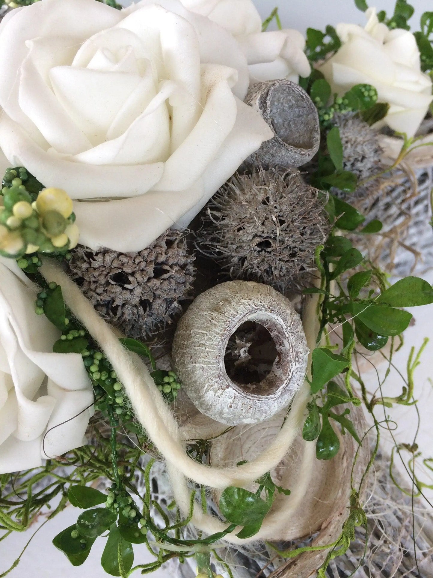 Grabschmuck Grabgesteck Gesteck Grab Allerheiligen Reebkreuz Kreuz Rose Grave Arrangument grave flowers longlasting Grabdeko Grabdekoration – handgemacht aus Seiden- und Kunstblumen, langlebig & pflegeleicht von SarahsFlowerStudio