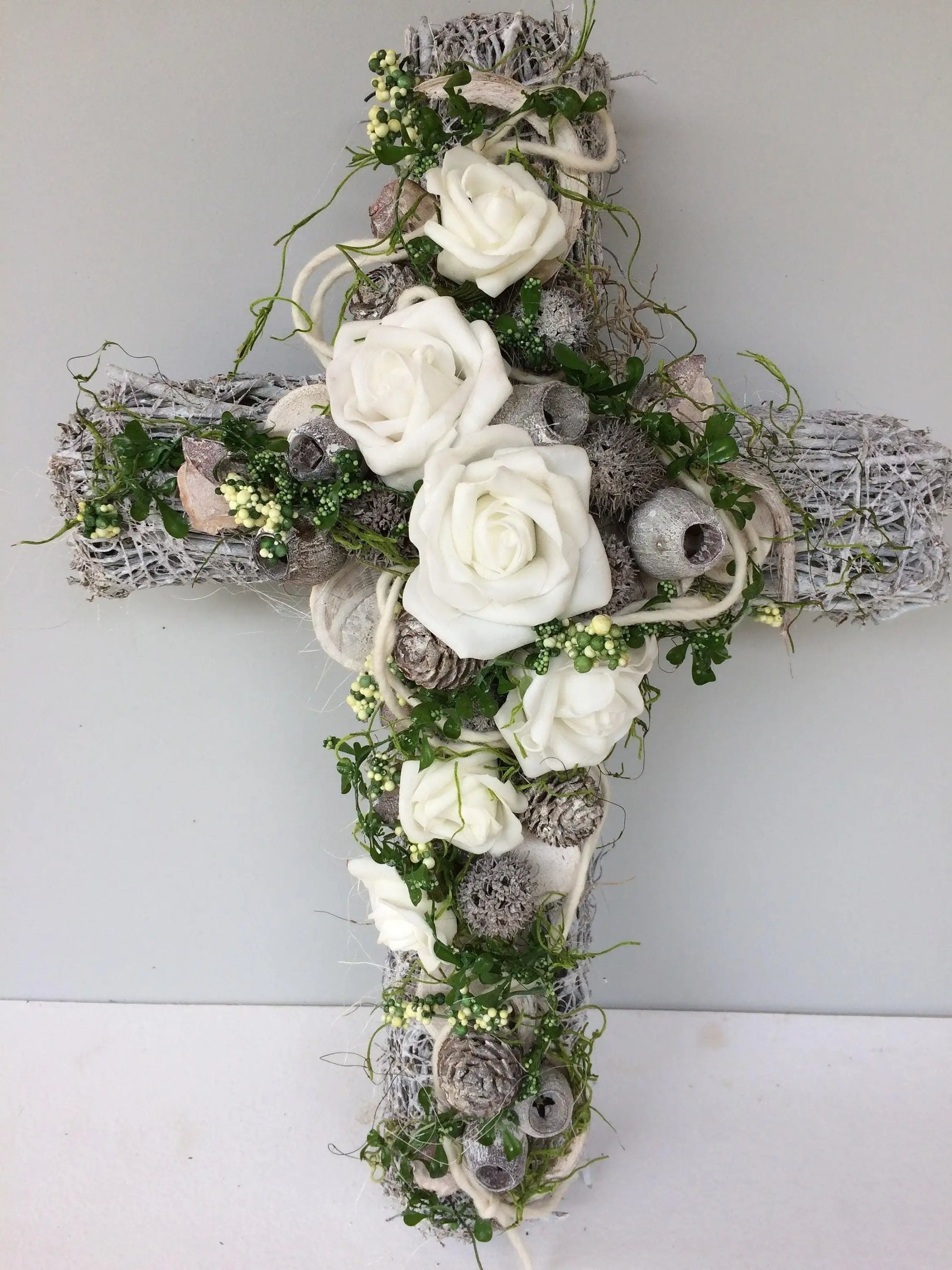 Grabschmuck Grabgesteck Gesteck Grab Allerheiligen Reebkreuz Kreuz Rose Grave Arrangument grave flowers longlasting Grabdeko Grabdekoration – handgemacht aus Seiden- und Kunstblumen, langlebig & pflegeleicht von SarahsFlowerStudio