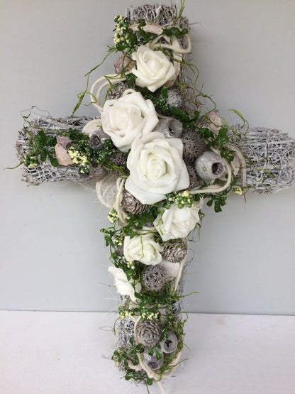 Grabschmuck Grabgesteck Gesteck Grab Allerheiligen Reebkreuz Kreuz Rose Grave Arrangument grave flowers longlasting Grabdeko Grabdekoration – handgemacht aus Seiden- und Kunstblumen, langlebig & pflegeleicht von SarahsFlowerStudio