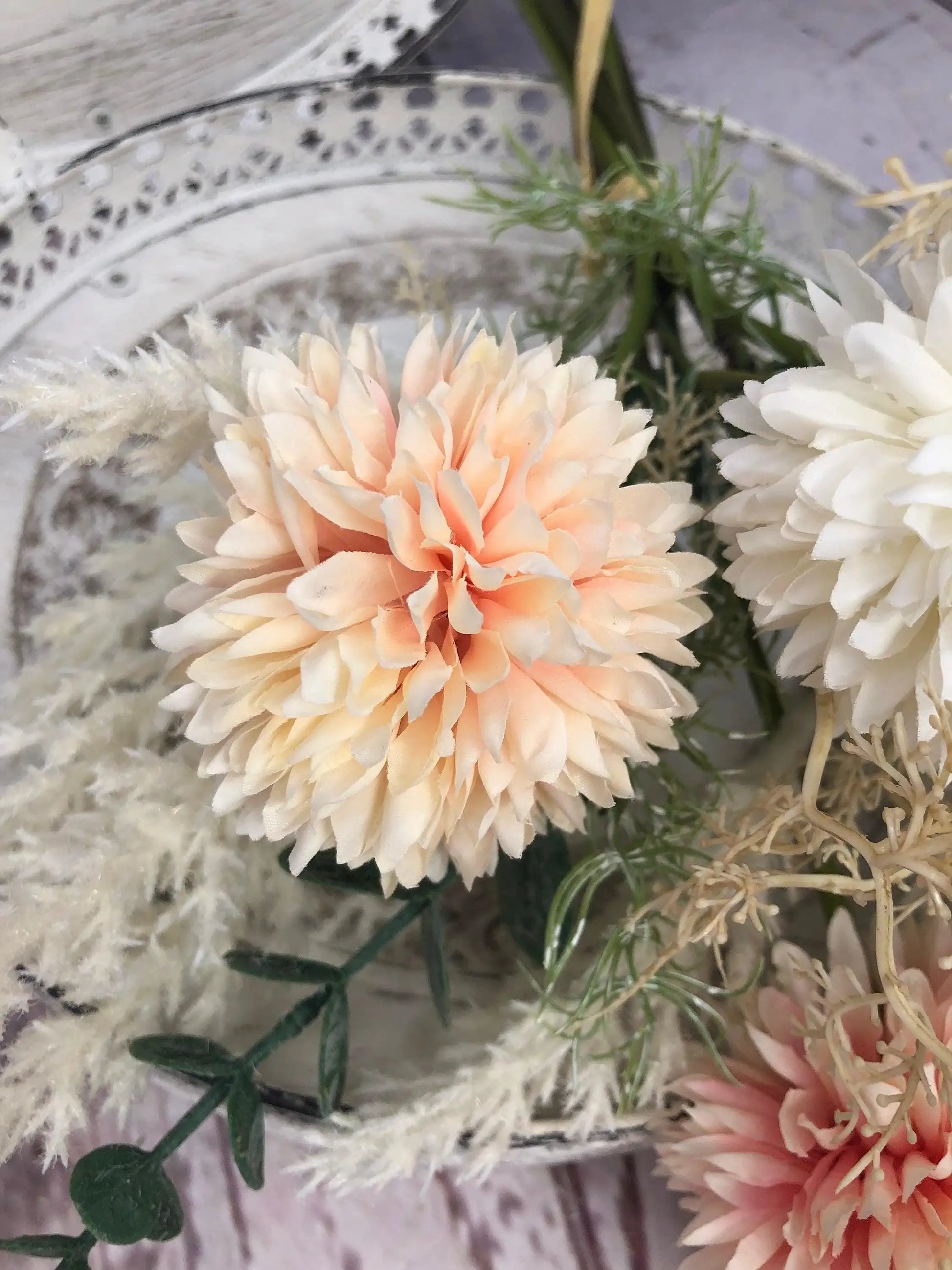 Wiesenblumen Strauß mit Eukalyptus künstlich Blumen Sommer Frühling ganzjährig Modern Blüten – handgemacht aus Seiden- und Kunstblumen, langlebig & pflegeleicht von SarahsFlowerStudio