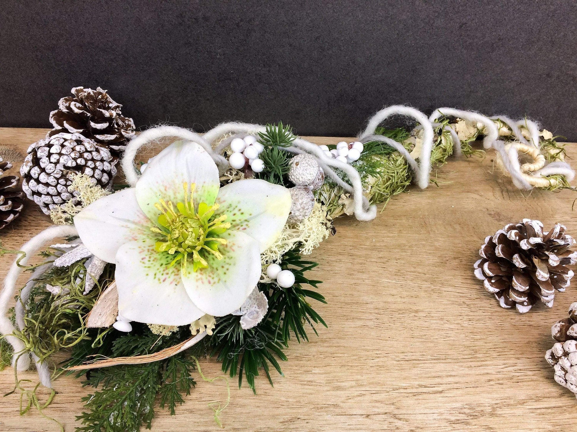 Grabgesteck zum legen Grabstrauß Liege Bukett Rose zum legen Allerheiligen Wachsrosen Wachsrose Islandmoos Christrosen Rosen Grabdekoration – handgemacht aus Seiden- und Kunstblumen, langlebig & pflegeleicht von SarahsFlowerStudio