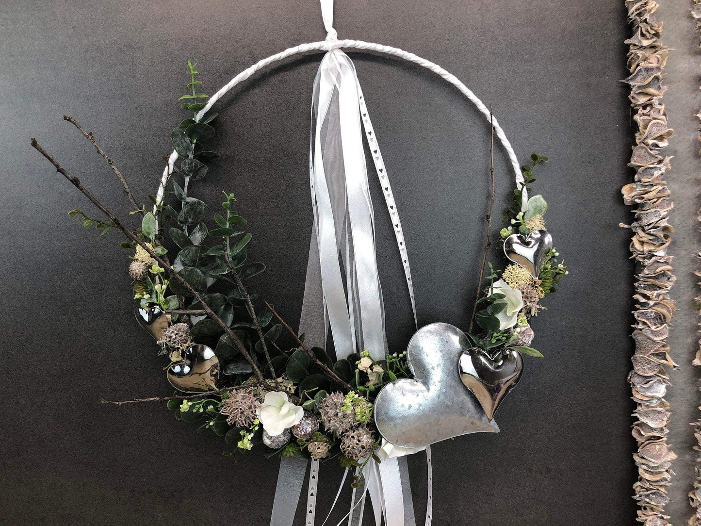 Türkranz ganzjährig Modern Türdeko Tür Schmuck Wunschgröße ganzjährig Muttertag Valentinstag Herz Boho Skelettblätter Band Filz Spitzenband – handgemacht aus Seiden- und Kunstblumen, langlebig & pflegeleicht von SarahsFlowerStudio