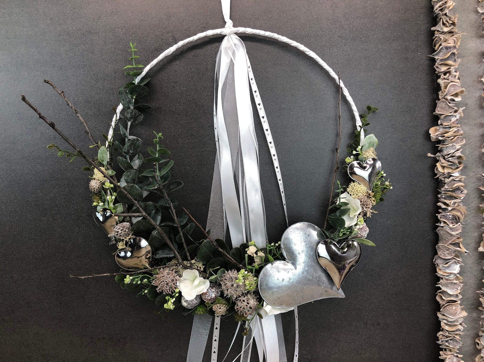 Türkranz ganzjährig Modern Türdeko Tür Schmuck Wunschgröße ganzjährig Muttertag Valentinstag Herz Boho Skelettblätter Band Filz Spitzenband – handgemacht aus Seiden- und Kunstblumen, langlebig & pflegeleicht von SarahsFlowerStudio