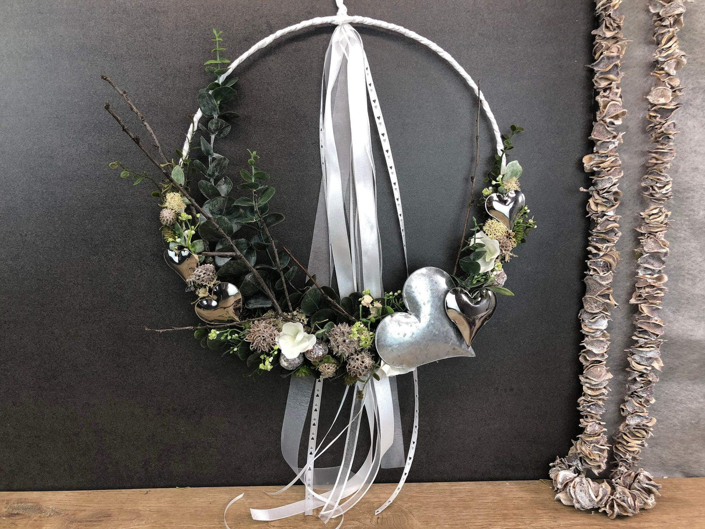 Türkranz ganzjährig Modern Türdeko Tür Schmuck Wunschgröße ganzjährig Muttertag Valentinstag Herz Boho Skelettblätter Band Filz Spitzenband – handgemacht aus Seiden- und Kunstblumen, langlebig & pflegeleicht von SarahsFlowerStudio