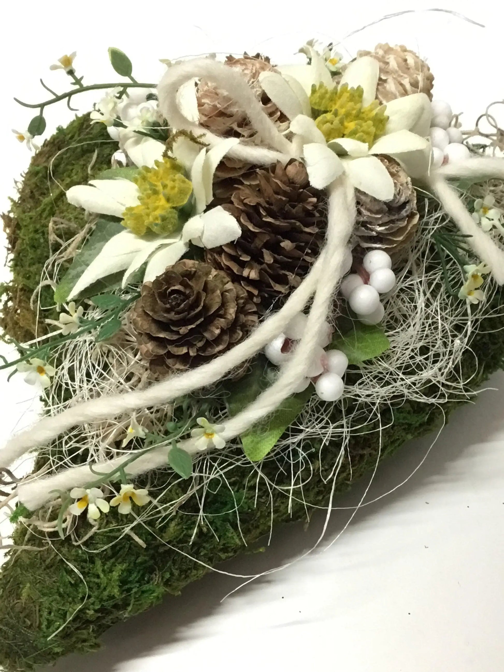 Grabgesteck Grabschmuck Urnengrab Gesteck Grab Allerheiligen Edelweiß Herz Moosherz Rose Grave Arrangument grave flowers longlasting – handgemacht aus Seiden- und Kunstblumen, langlebig & pflegeleicht von SarahsFlowerStudio