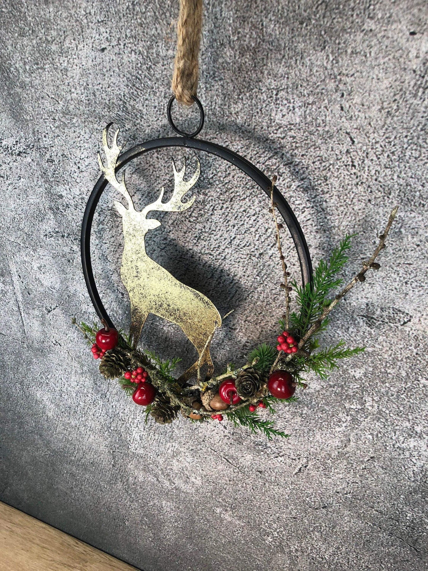 Türkranz Kranz Hirsch Advent Modern Ring Fenster Fensterschmuck Fensterdeko Deko Weihnachten Zapfen Wachszapfen – handgemacht aus Seiden- und Kunstblumen, langlebig & pflegeleicht von SarahsFlowerStudio
