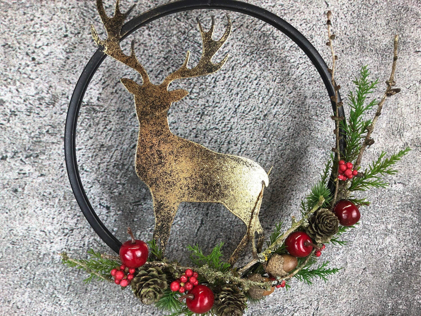 Türkranz Kranz Hirsch Advent Modern Ring Fenster Fensterschmuck Fensterdeko Deko Weihnachten Zapfen Wachszapfen – handgemacht aus Seiden- und Kunstblumen, langlebig & pflegeleicht von SarahsFlowerStudio