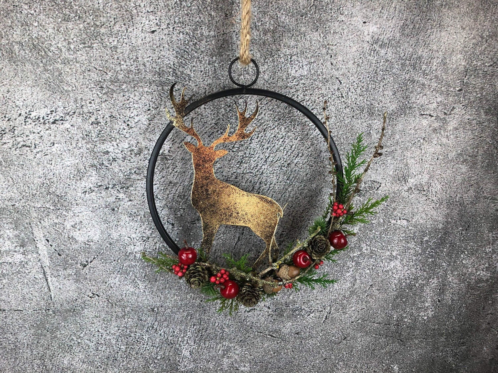 Türkranz Kranz Hirsch Advent Modern Ring Fenster Fensterschmuck Fensterdeko Deko Weihnachten Zapfen Wachszapfen – handgemacht aus Seiden- und Kunstblumen, langlebig & pflegeleicht von SarahsFlowerStudio