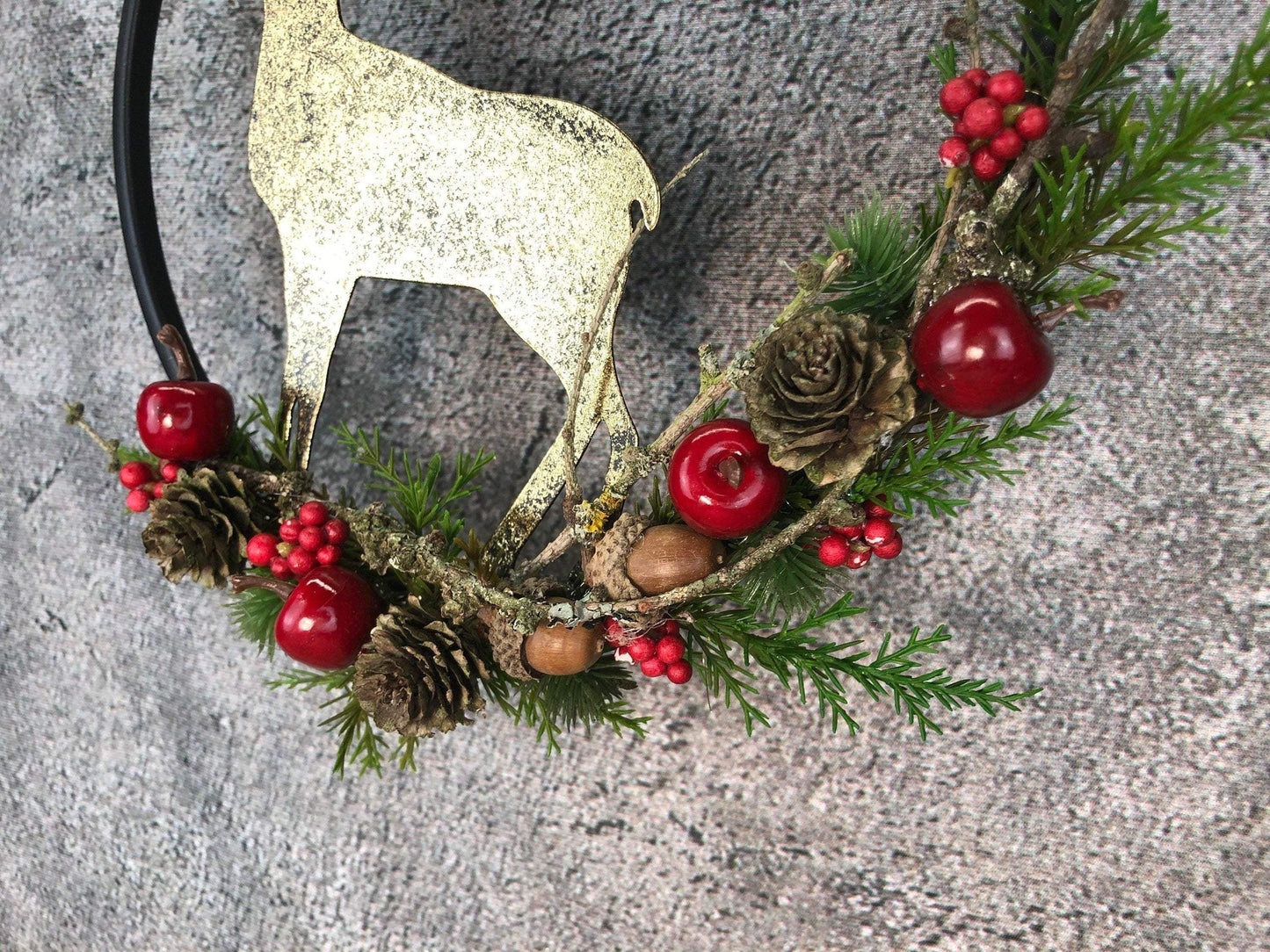 Türkranz Kranz Hirsch Advent Modern Ring Fenster Fensterschmuck Fensterdeko Deko Weihnachten Zapfen Wachszapfen – handgemacht aus Seiden- und Kunstblumen, langlebig & pflegeleicht von SarahsFlowerStudio