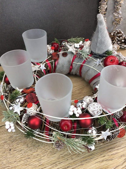 Adventskranz Wichtel Wunschfarbe Silber Grau Kugeln Sterne Eicheln Knöpfe Beeren – handgemacht aus Seiden- und Kunstblumen, langlebig & pflegeleicht von SarahsFlowerStudio