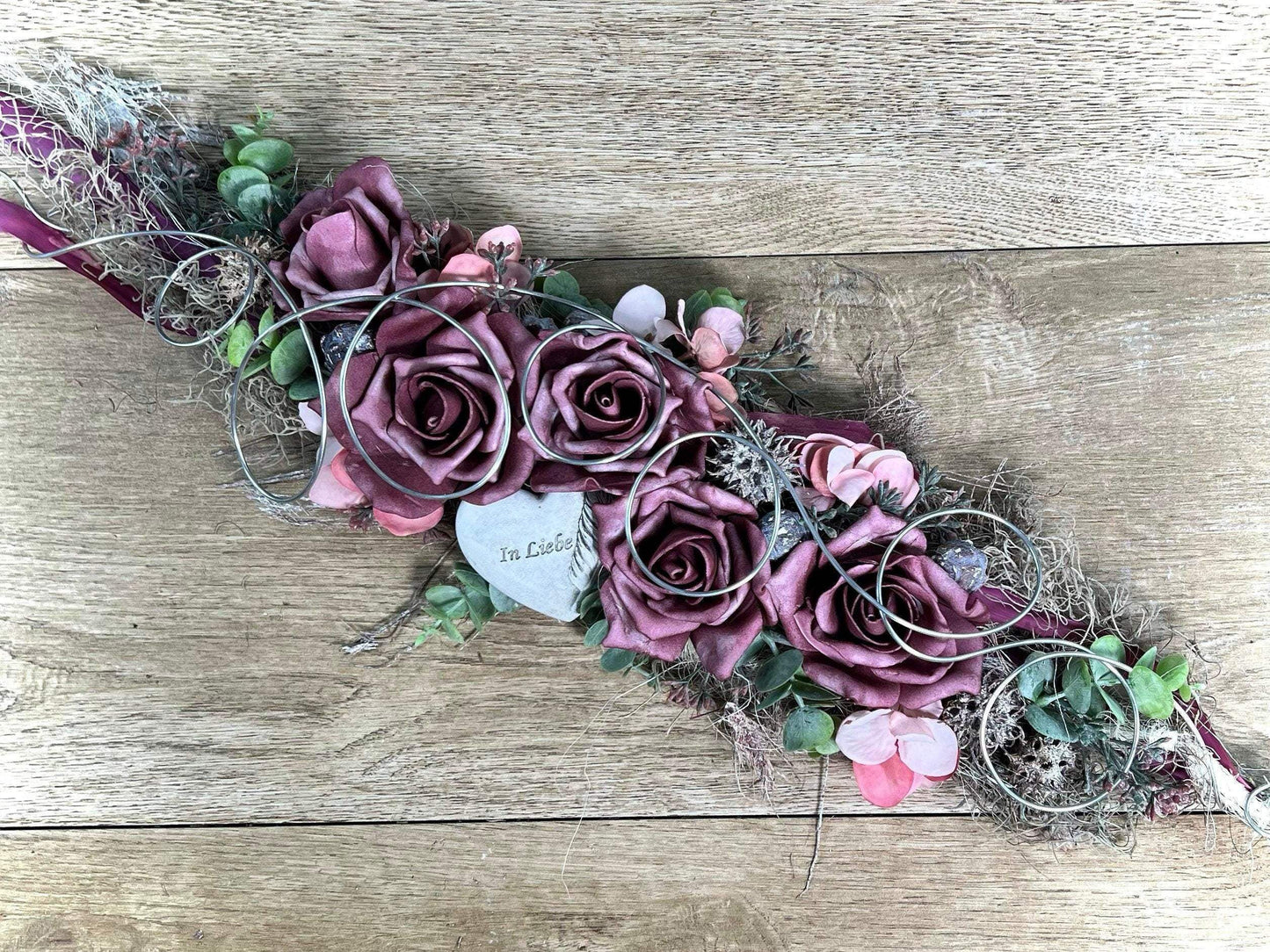 Grabgesteck zum legen Liege Bukett Rose zum legen Allerheiligen Rosen Grabdekoration Herz In Liebe mit Feder Grabschmuck Grab Grabstrauß – handgemacht aus Seiden- und Kunstblumen, langlebig & pflegeleicht von SarahsFlowerStudio