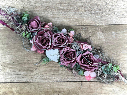 Grabgesteck zum legen Liege Bukett Rose zum legen Allerheiligen Rosen Grabdekoration Herz In Liebe mit Feder Grabschmuck Grab Grabstrauß – handgemacht aus Seiden- und Kunstblumen, langlebig & pflegeleicht von SarahsFlowerStudio