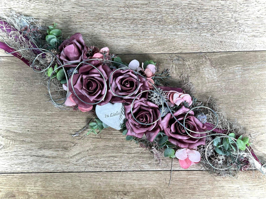 Grabgesteck zum legen Liege Bukett Rose zum legen Allerheiligen Rosen Grabdekoration Herz In Liebe mit Feder Grabschmuck Grab Grabstrauß – handgemacht aus Seiden- und Kunstblumen, langlebig & pflegeleicht von SarahsFlowerStudio