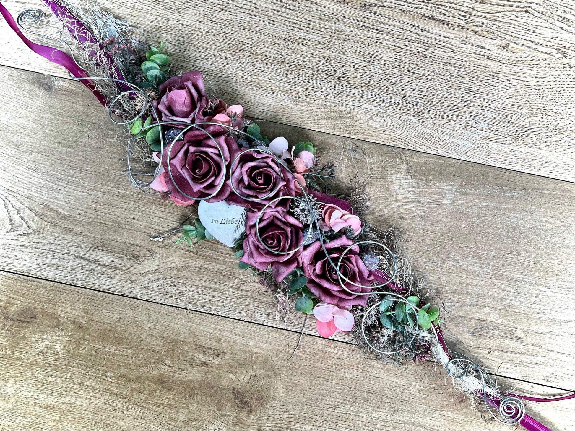 Grabgesteck zum legen Liege Bukett Rose zum legen Allerheiligen Rosen Grabdekoration Herz In Liebe mit Feder Grabschmuck Grab Grabstrauß – handgemacht aus Seiden- und Kunstblumen, langlebig & pflegeleicht von SarahsFlowerStudio