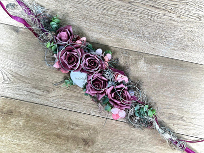 Grabgesteck zum legen Liege Bukett Rose zum legen Allerheiligen Rosen Grabdekoration Herz In Liebe mit Feder Grabschmuck Grab Grabstrauß – handgemacht aus Seiden- und Kunstblumen, langlebig & pflegeleicht von SarahsFlowerStudio