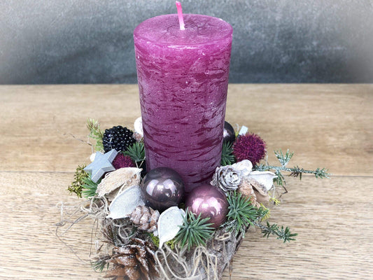 Adventsgesteck Gesteck Zapfen Zapfe Beere Modern Rund Moos Thuja Zapfen Rot Weiß – handgemacht aus Seiden- und Kunstblumen, langlebig & pflegeleicht von SarahsFlowerStudio