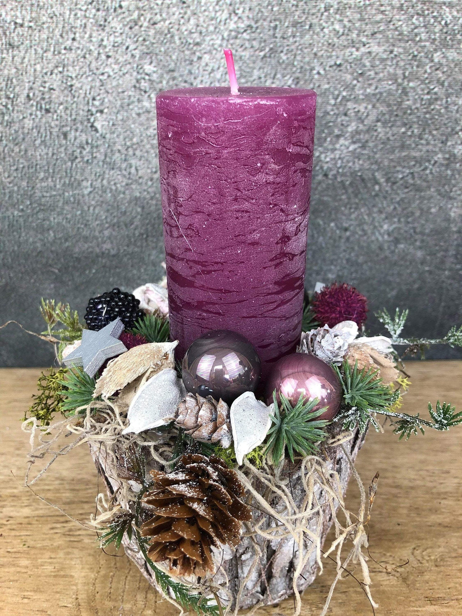 Adventsgesteck Gesteck Zapfen Zapfe Beere Modern Rund Moos Thuja Zapfen Rot Weiß – handgemacht aus Seiden- und Kunstblumen, langlebig & pflegeleicht von SarahsFlowerStudio