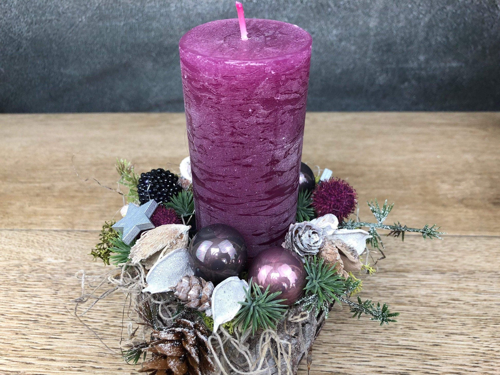 Adventsgesteck Gesteck Zapfen Zapfe Beere Modern Rund Moos Thuja Zapfen Rot Weiß – handgemacht aus Seiden- und Kunstblumen, langlebig & pflegeleicht von SarahsFlowerStudio