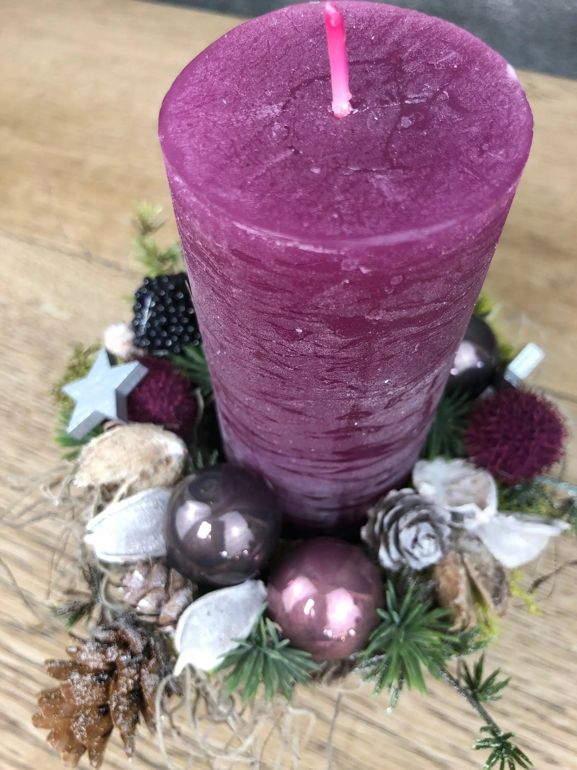 Adventsgesteck Gesteck Zapfen Zapfe Beere Modern Rund Moos Thuja Zapfen Rot Weiß – handgemacht aus Seiden- und Kunstblumen, langlebig & pflegeleicht von SarahsFlowerStudio