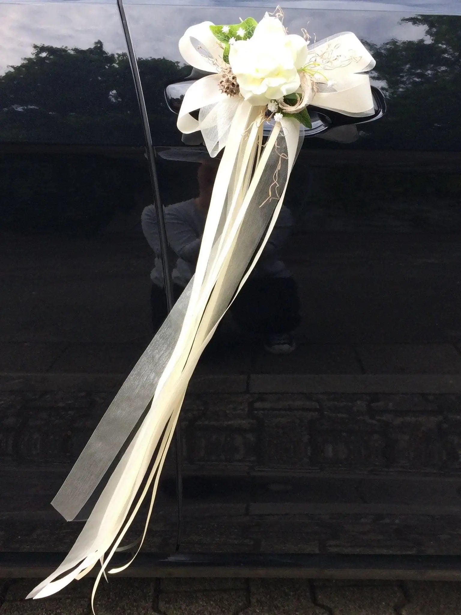 2 Autoschleifen für Seitenspiegel Kirchenbank in Wunschfarbe große Schleife Dekoration Rose – handgemacht aus Seiden- und Kunstblumen, langlebig & pflegeleicht von SarahsFlowerStudio