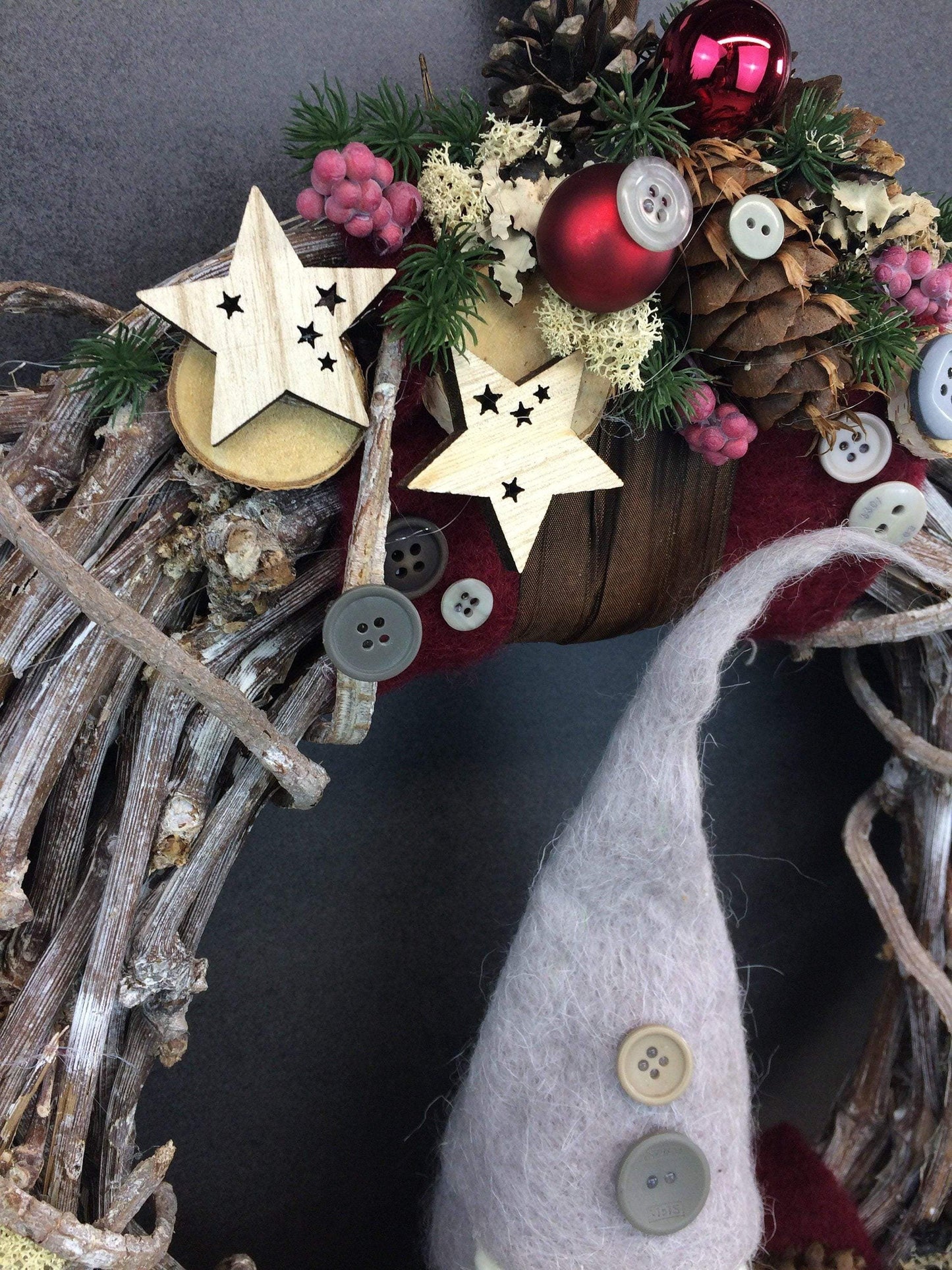 Advent Türkranz Türdeko Türschmuck Weihnachten Weidenkranz Wichtel 40cm – handgemacht aus Seiden- und Kunstblumen, langlebig & pflegeleicht von SarahsFlowerStudio