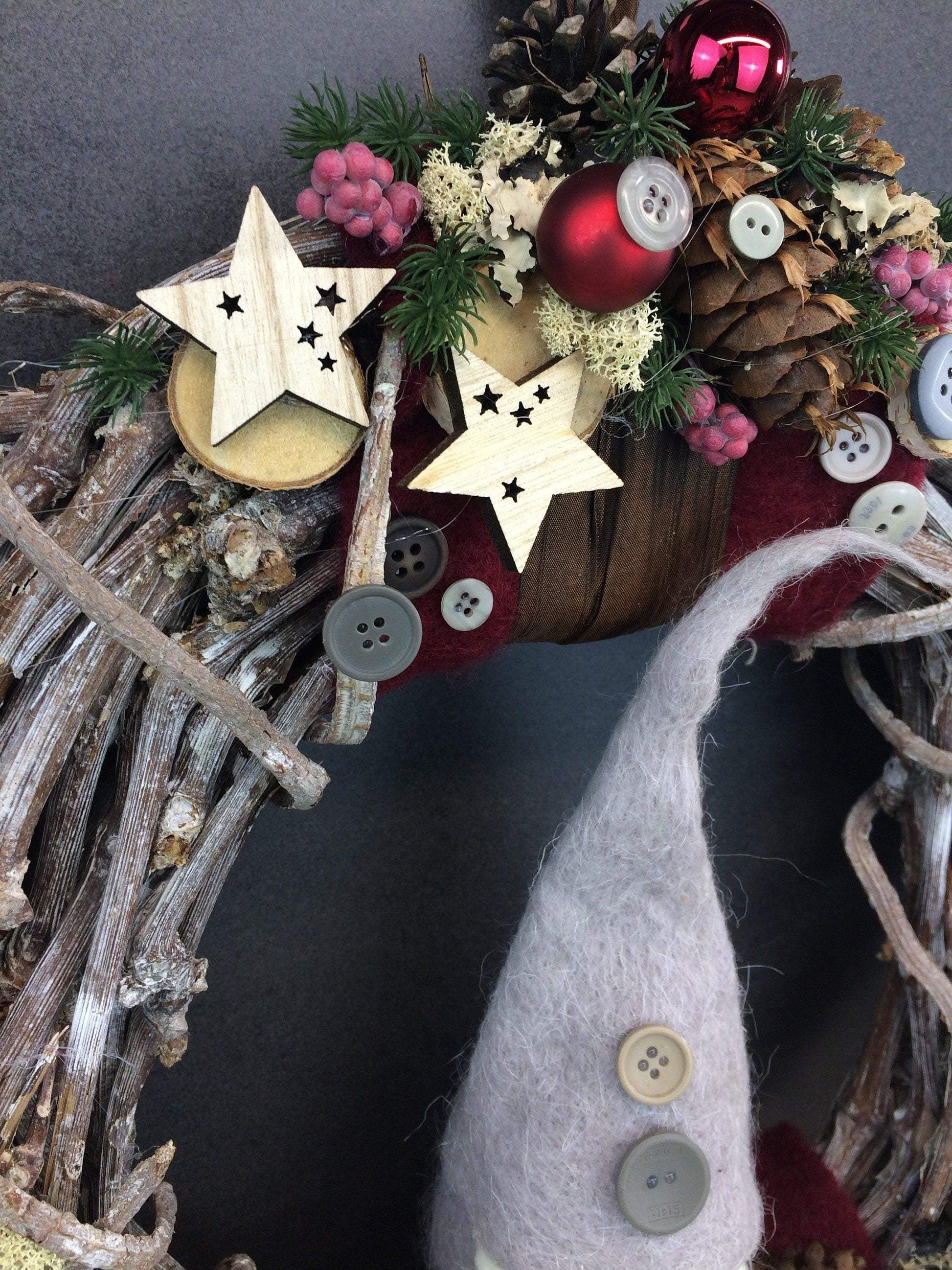 Advent Türkranz Türdeko Türschmuck Weihnachten Weidenkranz Wichtel 40cm – handgemacht aus Seiden- und Kunstblumen, langlebig & pflegeleicht von SarahsFlowerStudio