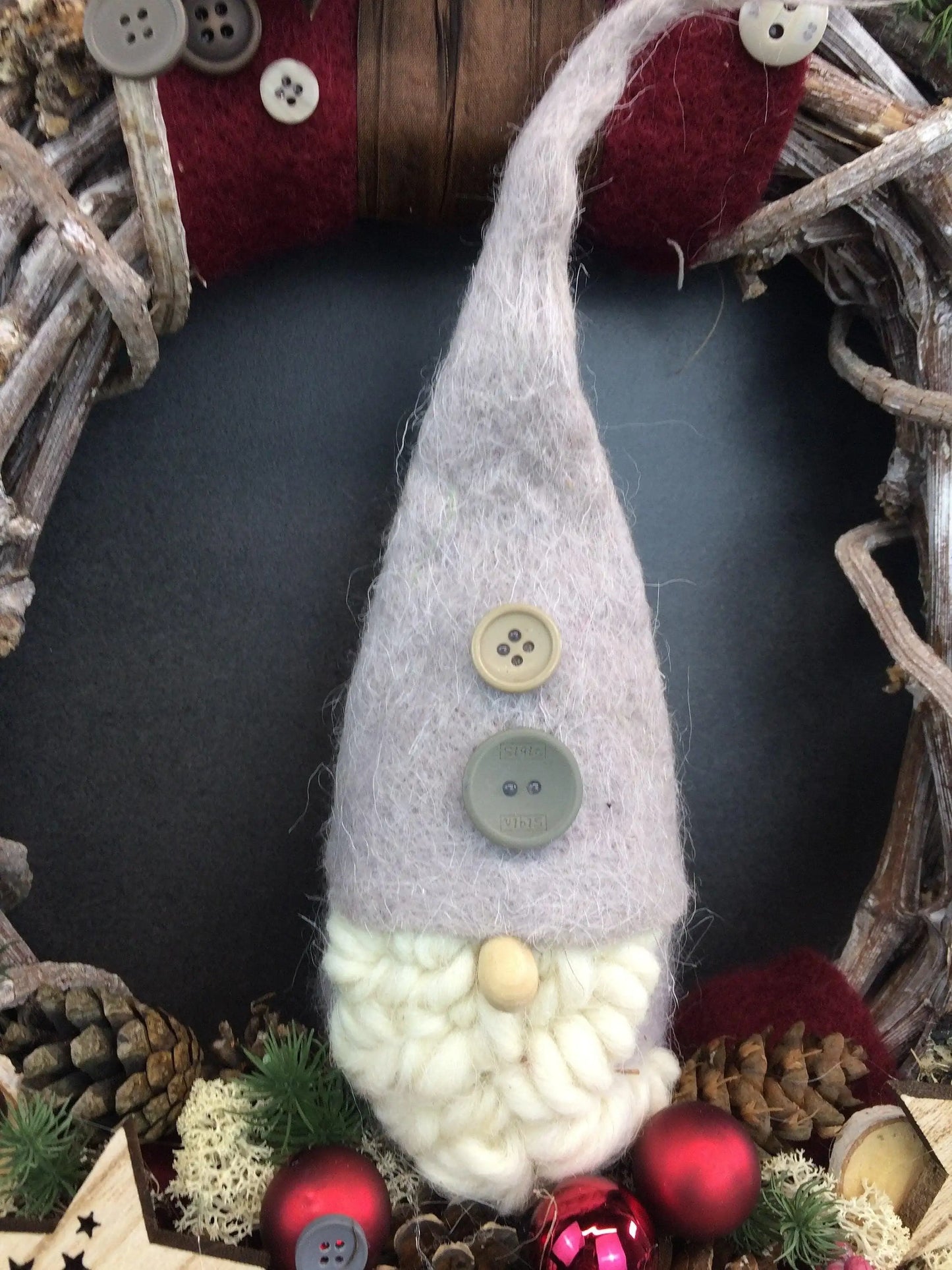 Advent Türkranz Türdeko Türschmuck Weihnachten Weidenkranz Wichtel 40cm – handgemacht aus Seiden- und Kunstblumen, langlebig & pflegeleicht von SarahsFlowerStudio