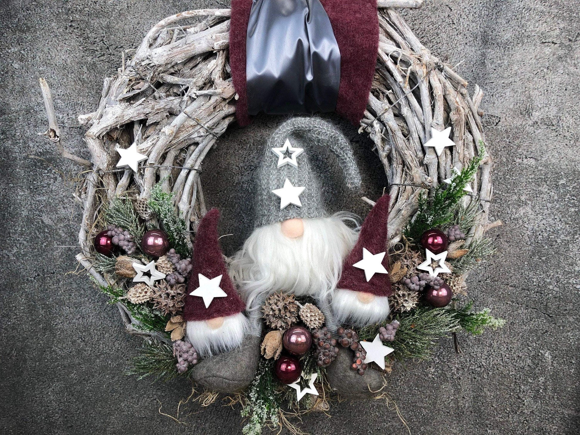 Advent Türkranz Türdeko Türschmuck Weihnachten Weidenkranz Wichtel 40cm – handgemacht aus Seiden- und Kunstblumen, langlebig & pflegeleicht von SarahsFlowerStudio