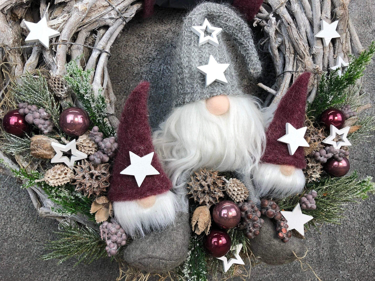 Advent Türkranz Türdeko Türschmuck Weihnachten Weidenkranz Wichtel 40cm – handgemacht aus Seiden- und Kunstblumen, langlebig & pflegeleicht von SarahsFlowerStudio