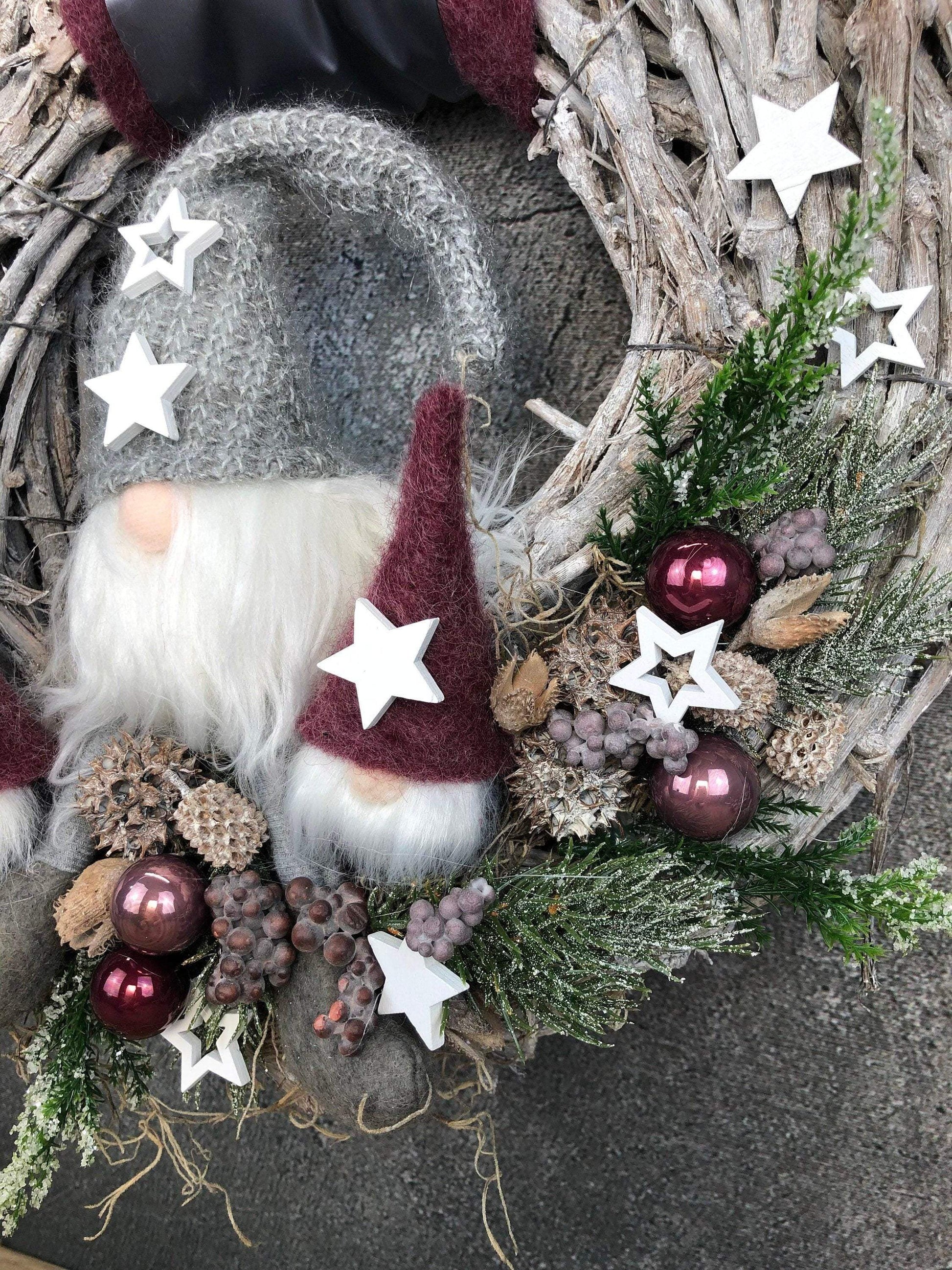 Advent Türkranz Türdeko Türschmuck Weihnachten Weidenkranz Wichtel 40cm – handgemacht aus Seiden- und Kunstblumen, langlebig & pflegeleicht von SarahsFlowerStudio