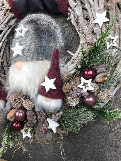 Advent Türkranz Türdeko Türschmuck Weihnachten Weidenkranz Wichtel 40cm – handgemacht aus Seiden- und Kunstblumen, langlebig & pflegeleicht von SarahsFlowerStudio