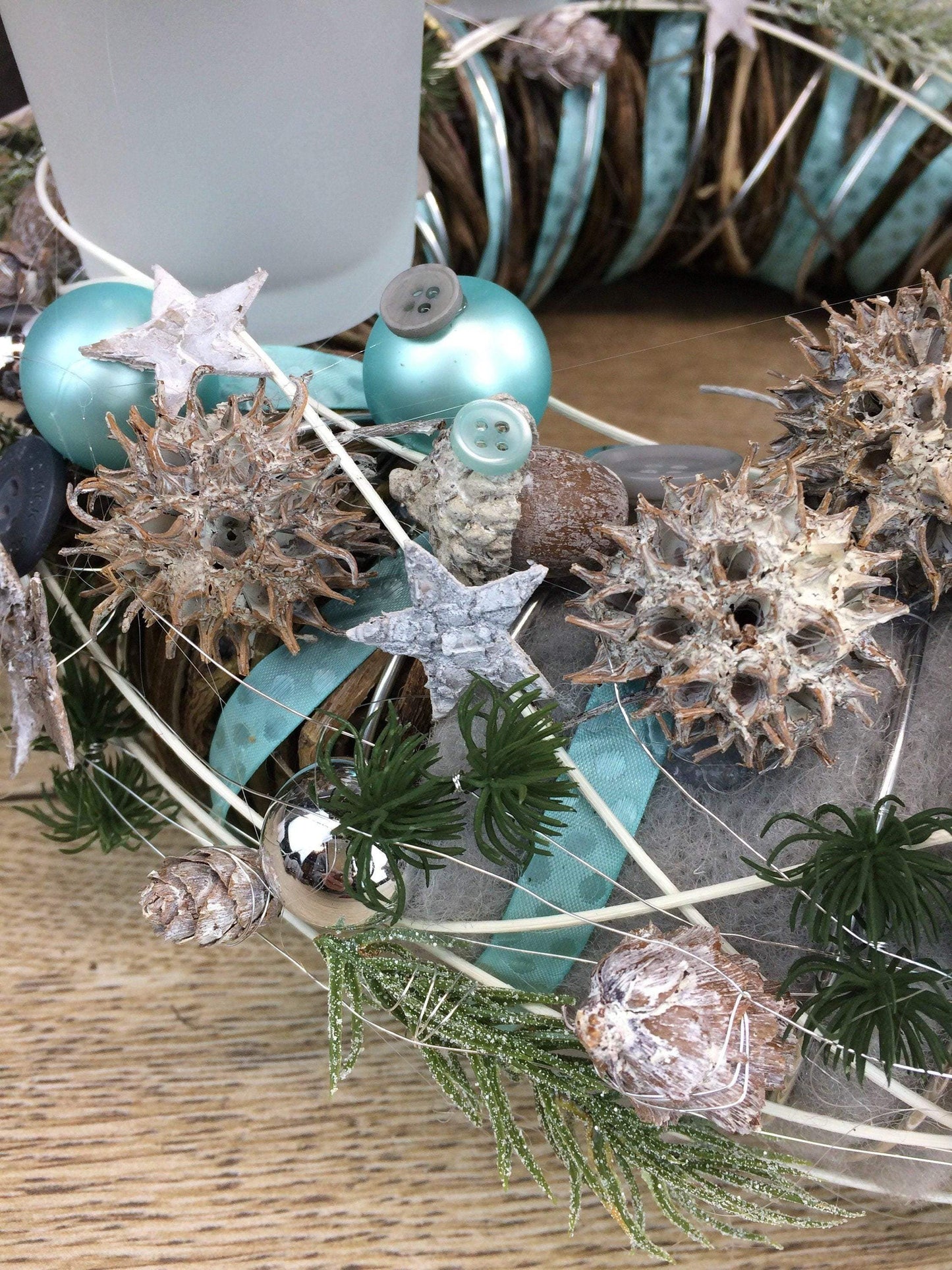 Adventskranz Wichtel Wunschfarbe Silber Grau Kugeln Sterne Eicheln Knöpfe Beeren – handgemacht aus Seiden- und Kunstblumen, langlebig & pflegeleicht von SarahsFlowerStudio