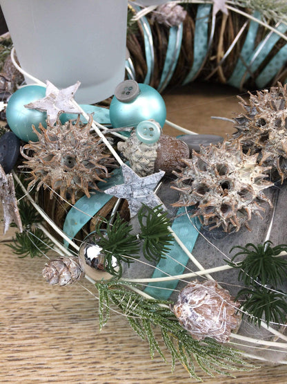 Adventskranz Wichtel Wunschfarbe Silber Grau Kugeln Sterne Eicheln Knöpfe Beeren – handgemacht aus Seiden- und Kunstblumen, langlebig & pflegeleicht von SarahsFlowerStudio