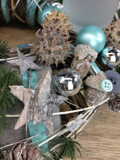 Adventskranz Wichtel Wunschfarbe Silber Grau Kugeln Sterne Eicheln Knöpfe Beeren – handgemacht aus Seiden- und Kunstblumen, langlebig & pflegeleicht von SarahsFlowerStudio