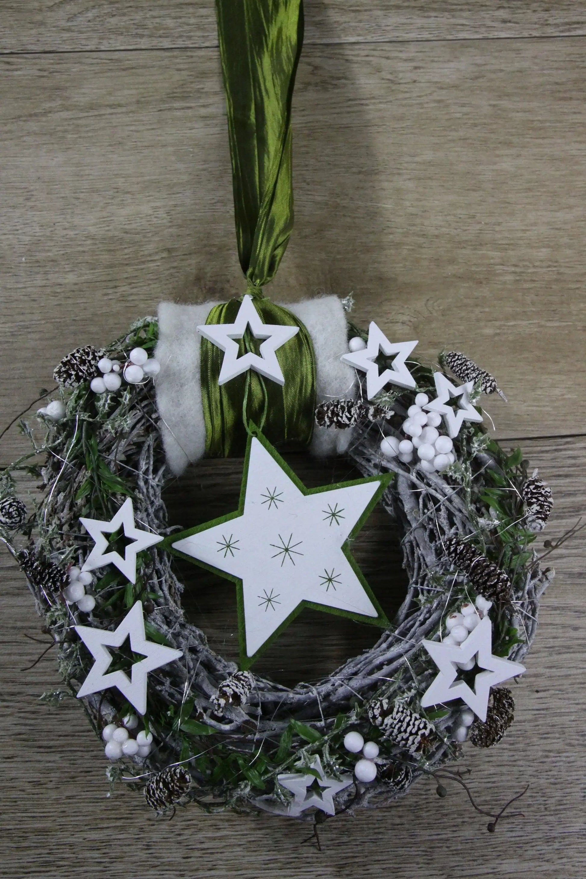 Advent Türkranz Türdeko Türschmuck Weihnachten Stern Weidenkranz Grün Weiß – handgemacht aus Seiden- und Kunstblumen, langlebig & pflegeleicht von SarahsFlowerStudio