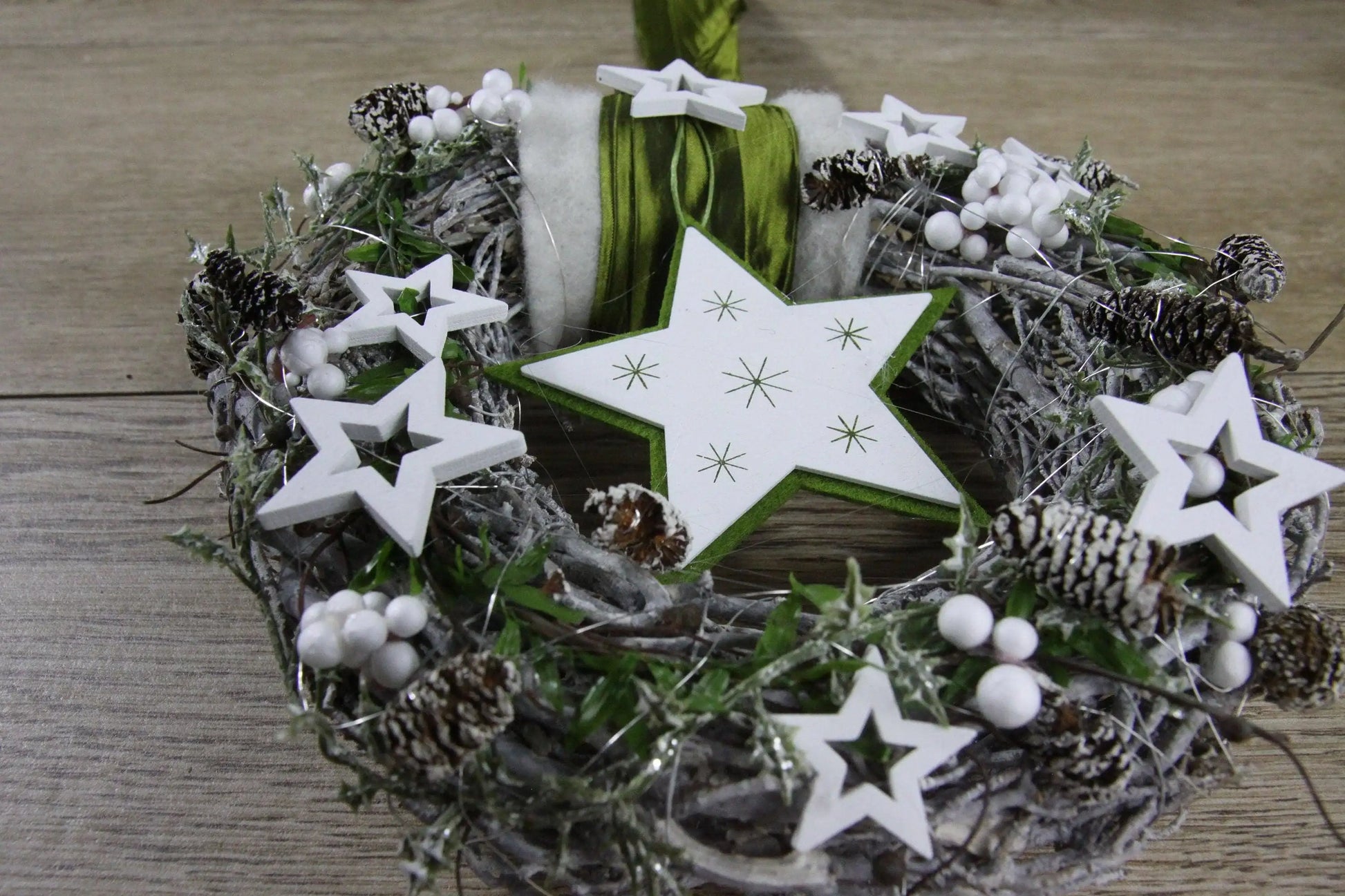 Advent Türkranz Türdeko Türschmuck Weihnachten Stern Weidenkranz Grün Weiß – handgemacht aus Seiden- und Kunstblumen, langlebig & pflegeleicht von SarahsFlowerStudio