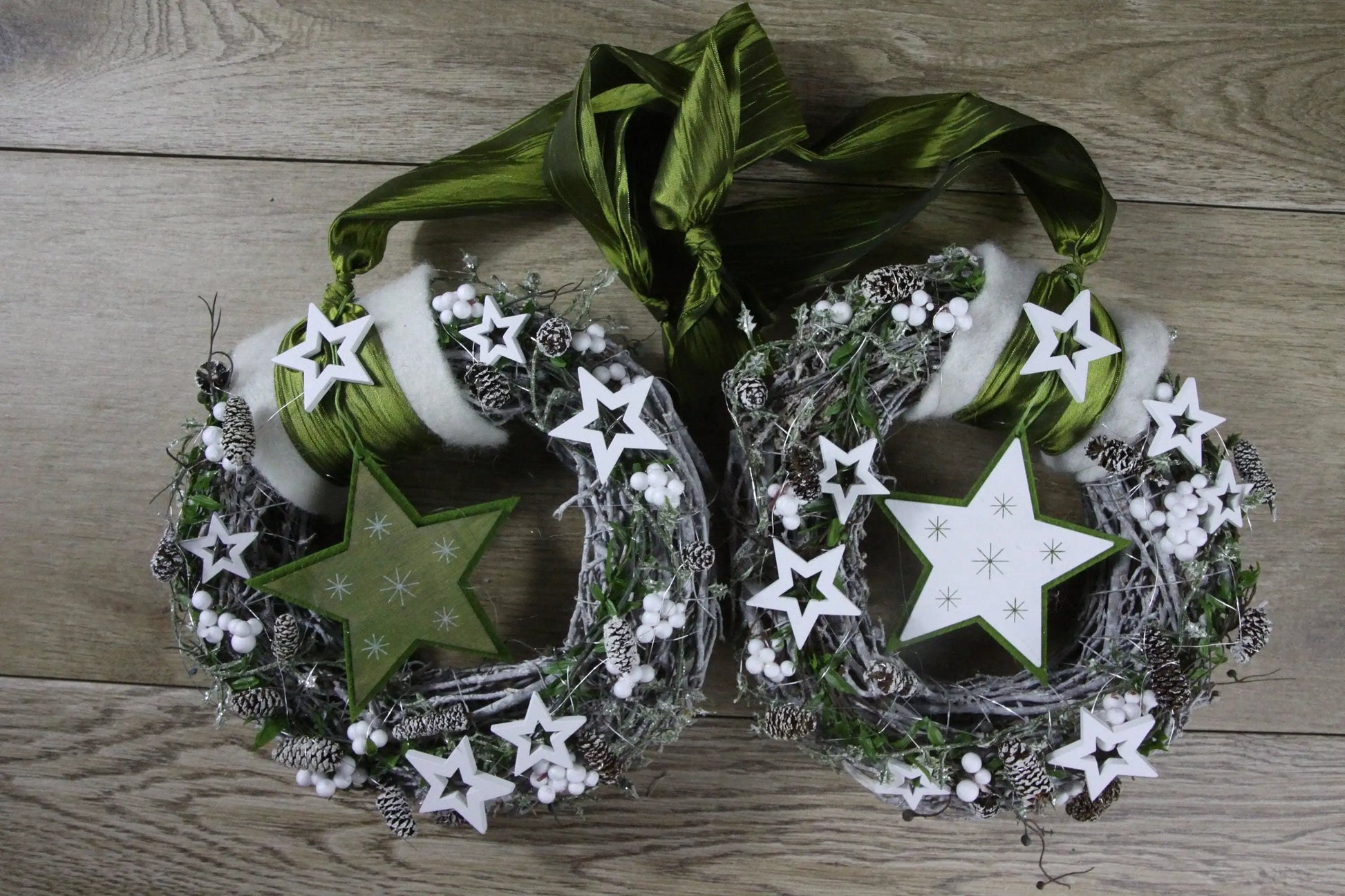Advent Türkranz Türdeko Türschmuck Weihnachten Stern Weidenkranz Grün Weiß – handgemacht aus Seiden- und Kunstblumen, langlebig & pflegeleicht von SarahsFlowerStudio