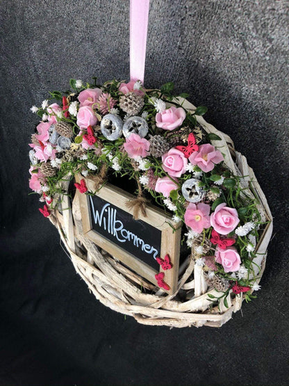Türkranz Türdeko Türschmuck Tafel Willkommen Modern ganzjährig Tür Schmuck Schmetterling Herbst – handgemacht aus Seiden- und Kunstblumen, langlebig & pflegeleicht von SarahsFlowerStudio